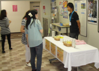 社員食堂と連携した募金活動の様子